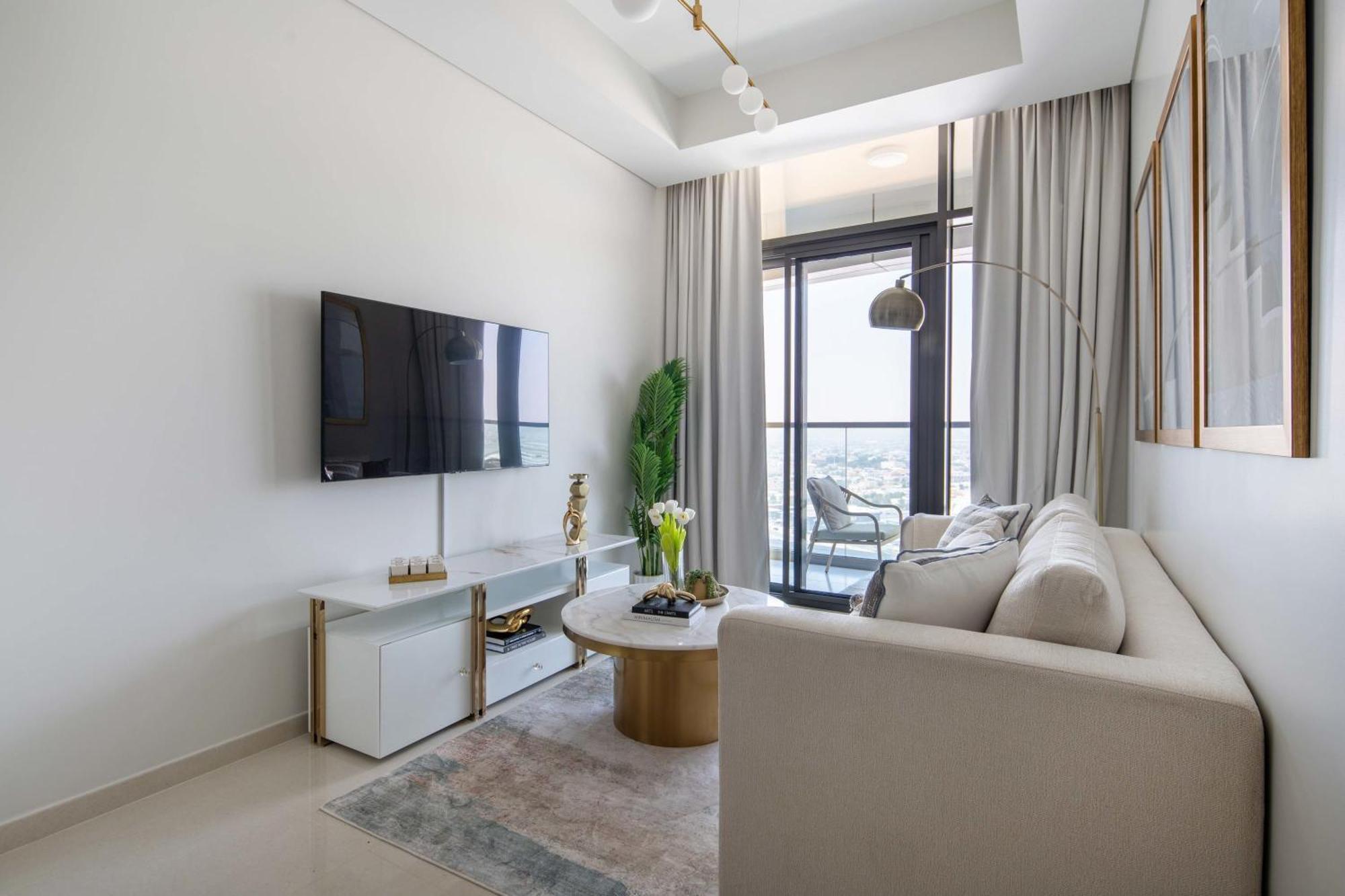 Frank Porter - Aykon Tower Apartment *