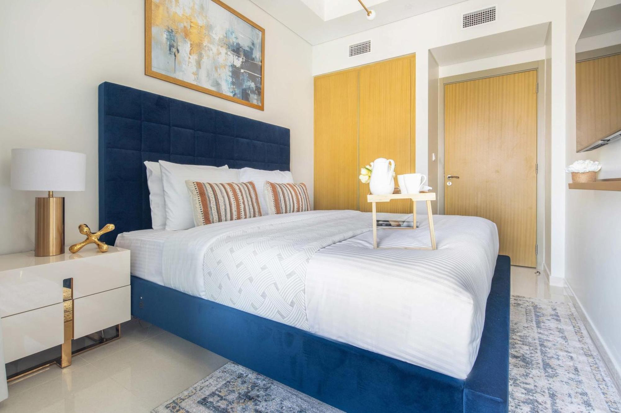 Frank Porter - Aykon Tower Apartment Dubai