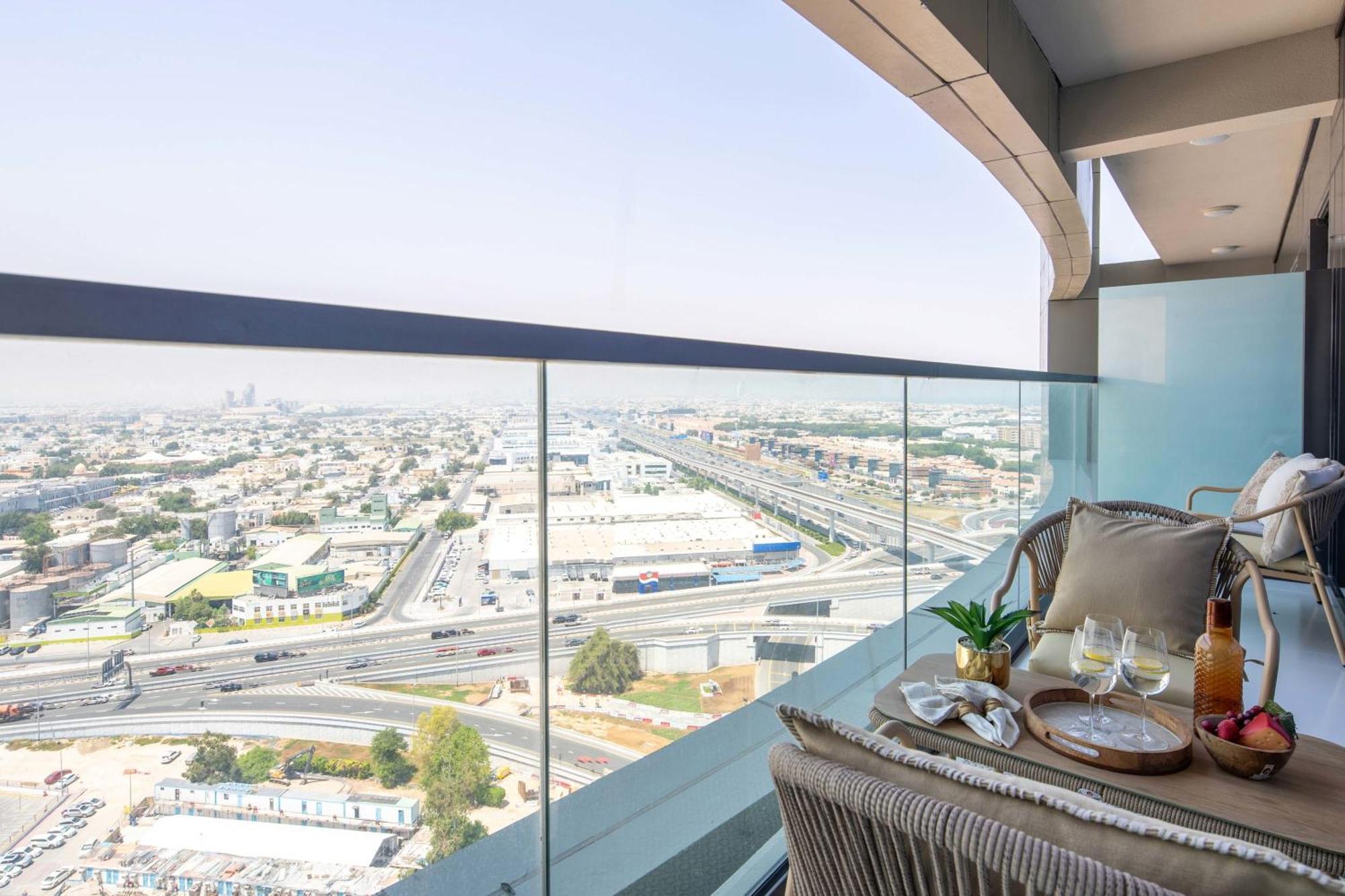 Frank Porter - Aykon Tower Apartment Dubai